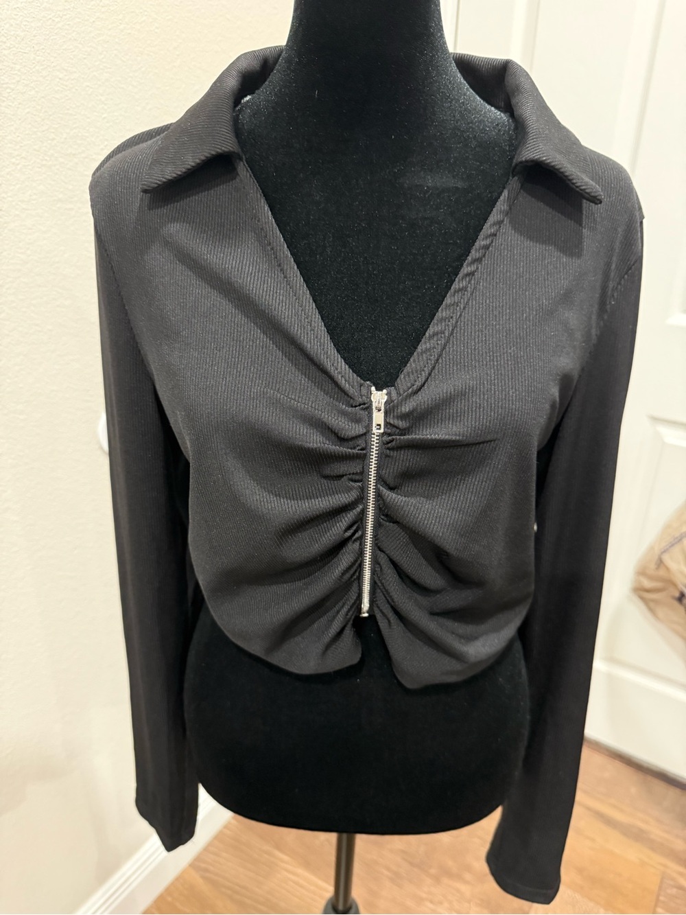 Roommates Black Ruched Zip-Front Long Sleeve Crop Top jacket